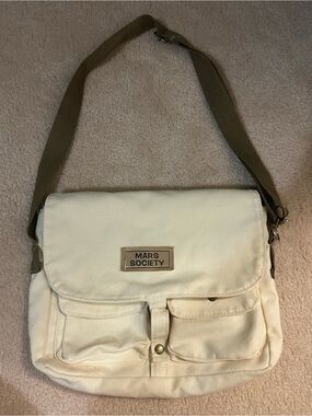 3/$12 💙 messenger tote bag w/ keychain